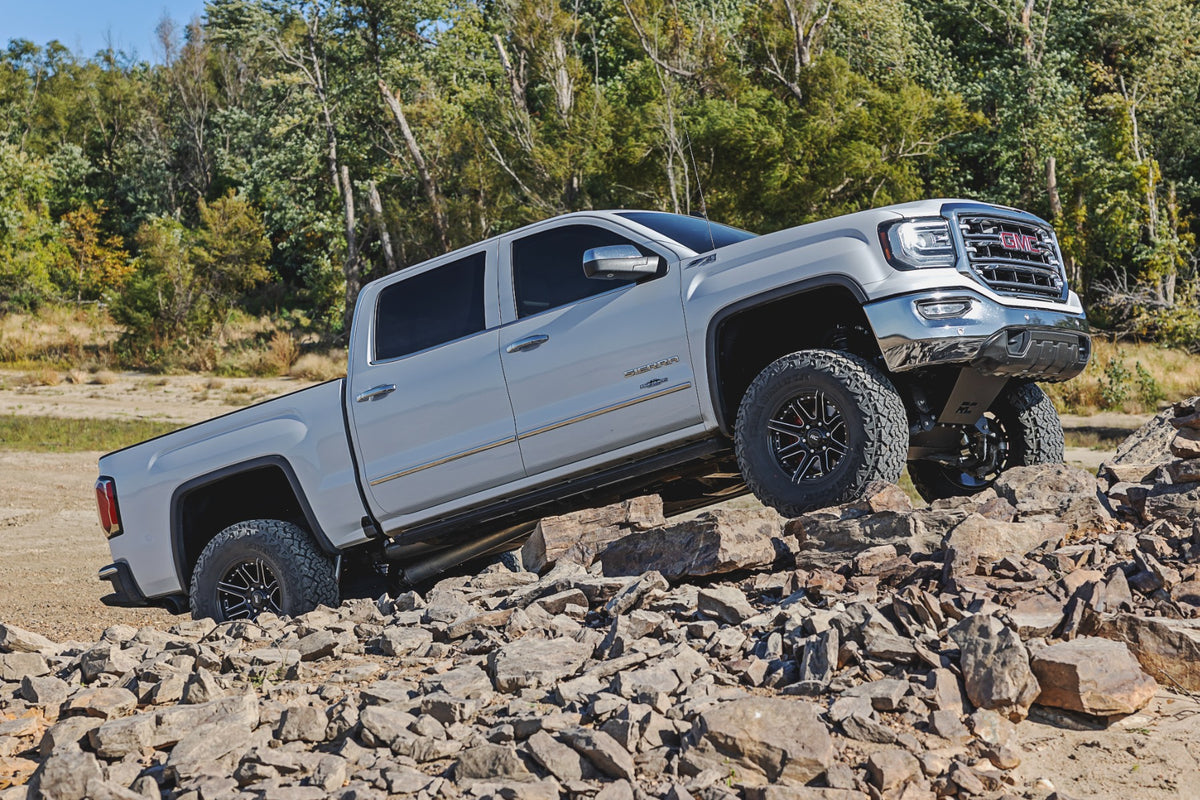 Rough Country 7 Inch Stamped Steel LCA Lift Kit | Forged UCA | Bracket | Chevy/GMC 1500 (16-18)
