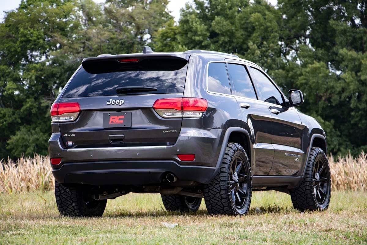 Rough Country 2.5 Inch Lift Kit | N3 Struts | Jeep Grand Cherokee 4WD (2016-2022)
