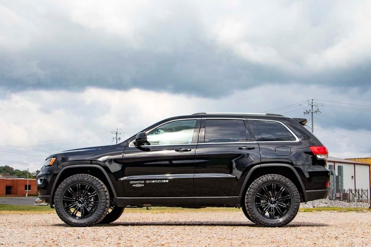 Rough Country 2.5 Inch Lift Kit | N3 Struts | Jeep Grand Cherokee 4WD (2016-2022)