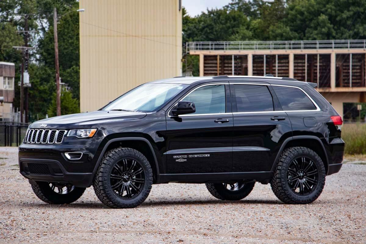 Rough Country 2.5 Inch Lift Kit | N3 Struts | Jeep Grand Cherokee 4WD (2016-2022)