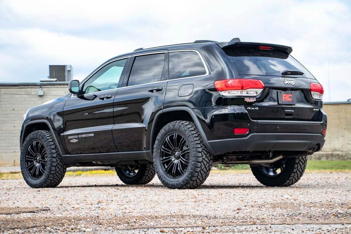 Rough Country 2.5 Inch Lift Kit | N3 Struts | Jeep Grand Cherokee 4WD (2016-2022)