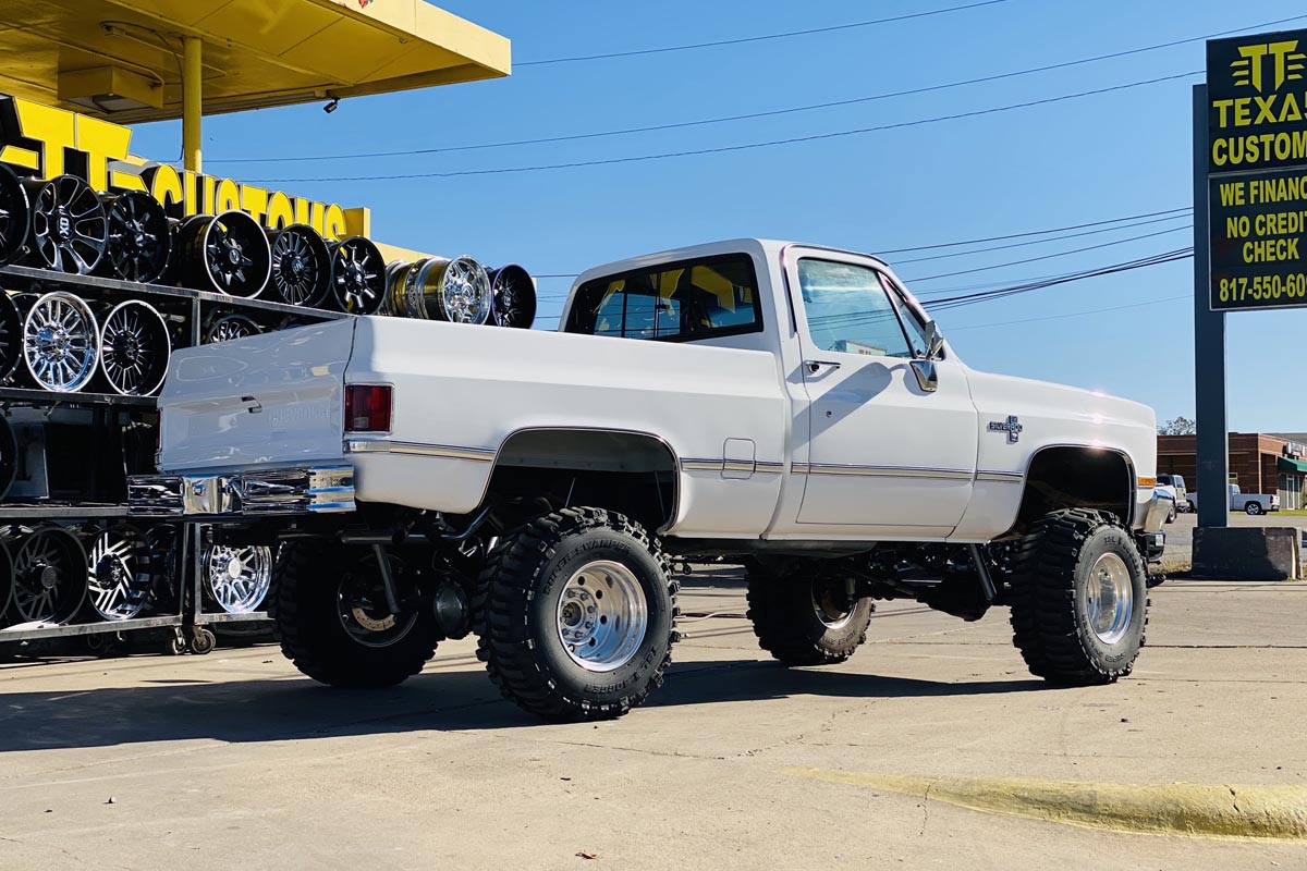 Rough Country 6 Inch Lift Kit | Chevy/GMC Half-Ton Suburban 4WD (1977-1991)