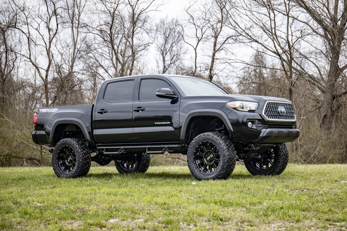 Rough Country 6 Inch Lift Kit | Toyota Tacoma 2WD/4WD (2016-2023)