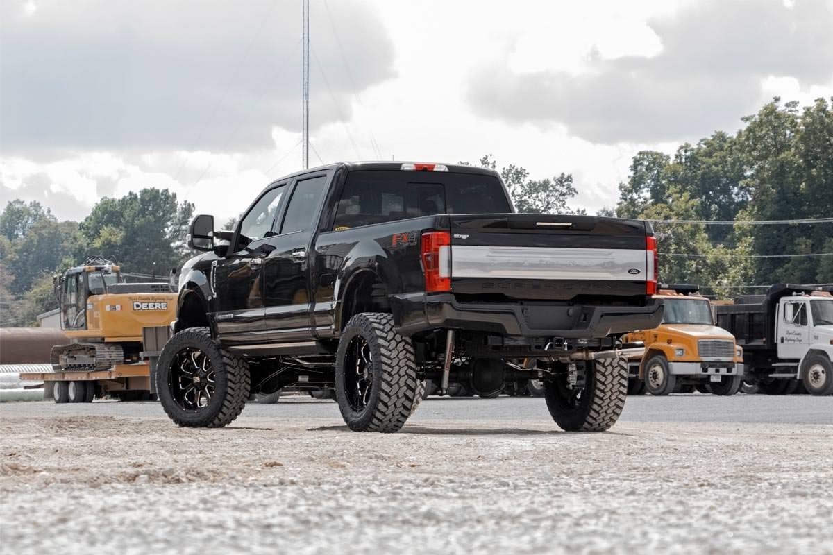Rough Country 6 Inch Lift Kit  | Ford F-250/F-350 Super Duty 4WD (17-22)