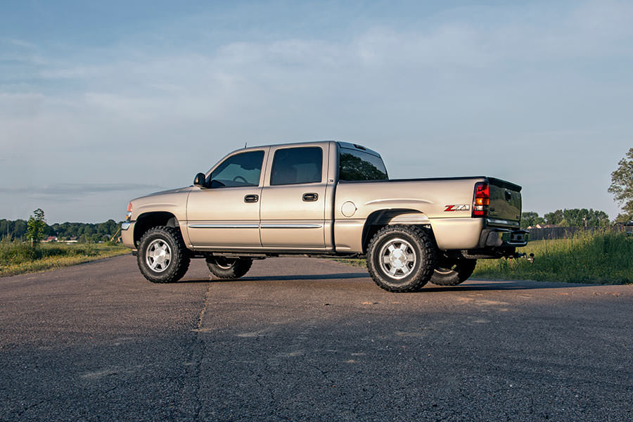 Rough Country 1.5-2 Inch Lift Kit | Chevy/GMC 1500 4WD (99-06 & Classic)