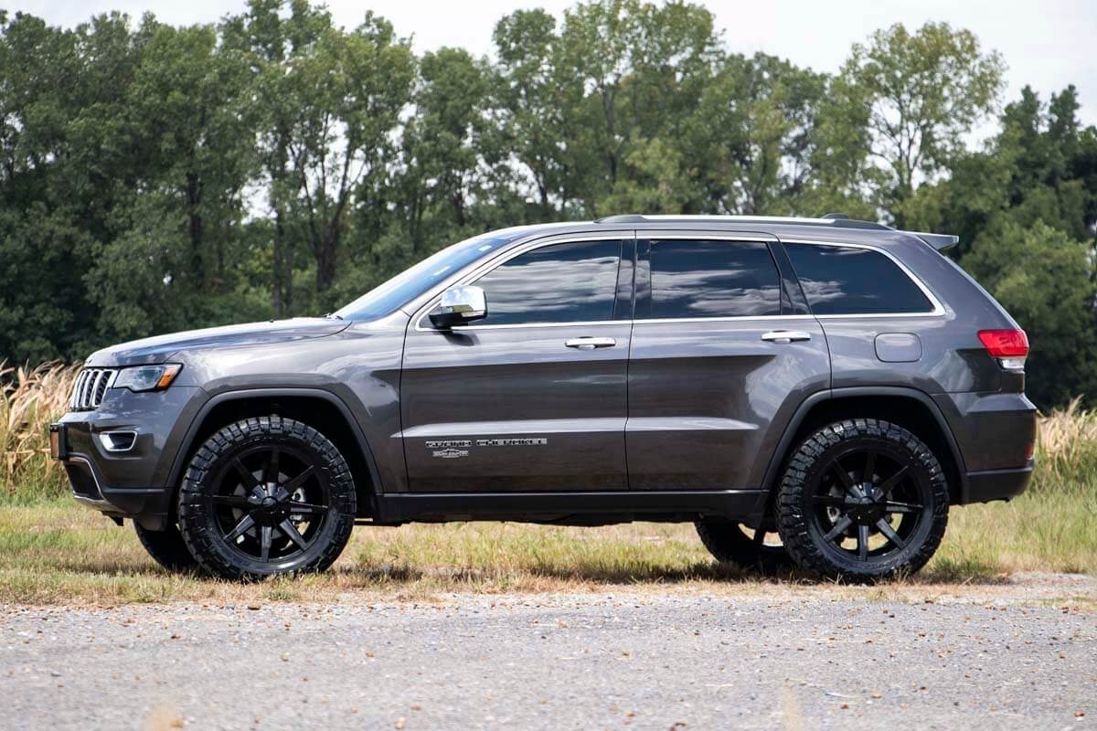 Rough Country 2.5 Inch Lift Kit | N3 Struts | Jeep Grand Cherokee 4WD (2016-2022)