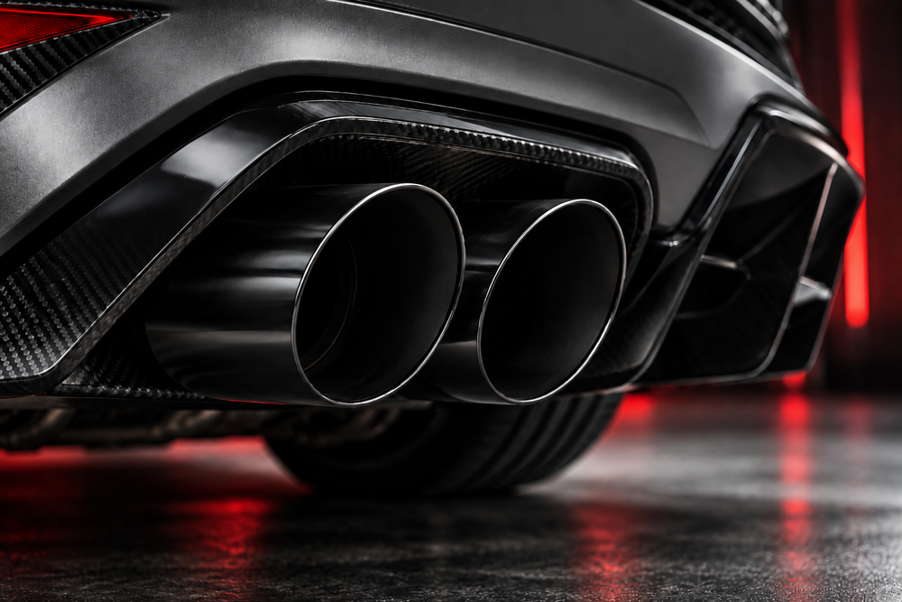 Black performance exhaust tips in carbon fiber diffuser