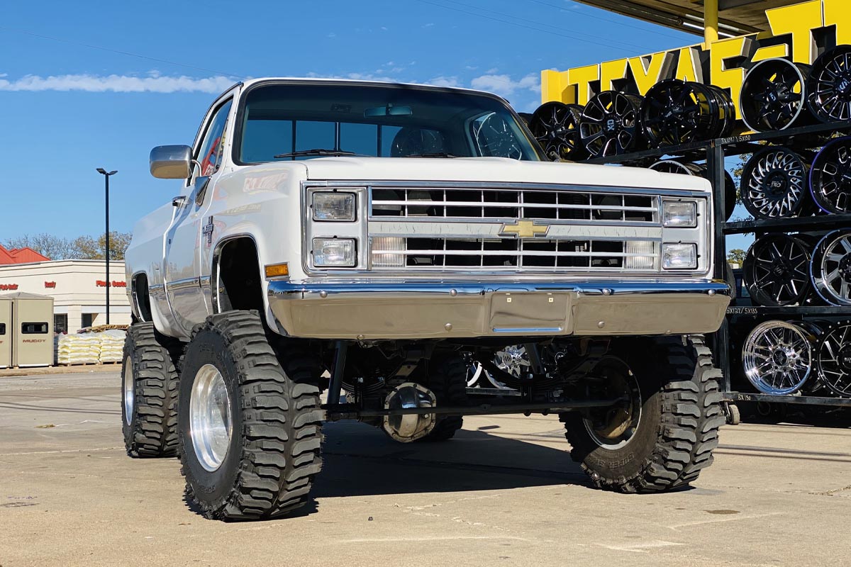 Rough Country 6 Inch Lift Kit | Chevy/GMC Half-Ton Suburban 4WD (1977-1991)