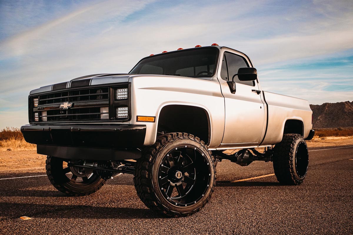 Rough Country 6 Inch Lift Kit | Chevy/GMC Half-Ton Suburban 4WD (1977-1991)